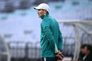 中国足球队惨败3-0！记者感叹：男篮国足同病相怜，郭士强与邵佳一面临巨大压力