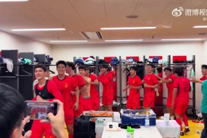 老叔很开心！赛后更衣室吴曦跟着小年轻们一起跳舞庆祝