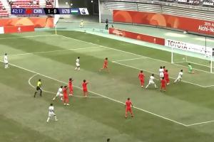 U23中国国家队1-1战平对手，乌兹别克斯坦队通过中场地面配合攻破球门，国足防线失误致失分