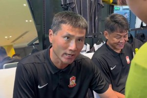 邵佳一曾勉励小球员：十年以后我能不能找你签名？