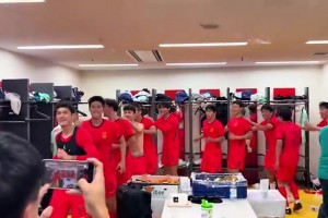 开火车咯~李昊：更衣室大家都在跳舞，安东尼奥跳得最嗨啦！