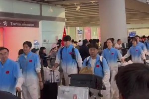 U23国足在机场受到球迷热情欢迎，李昊：下次争取拿个金牌